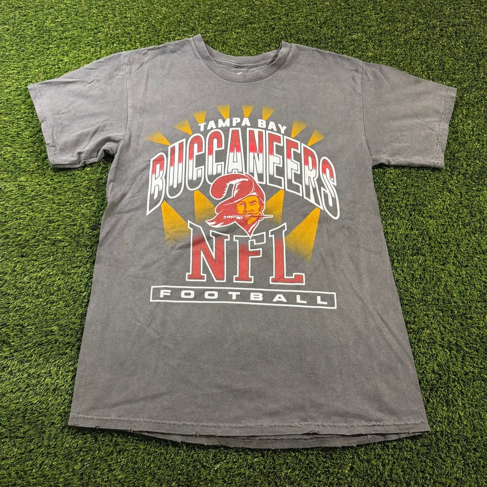 Junk Food Tampa Bay Buccaneers NFL Football T-Shirt Grey Distressed Mens Small